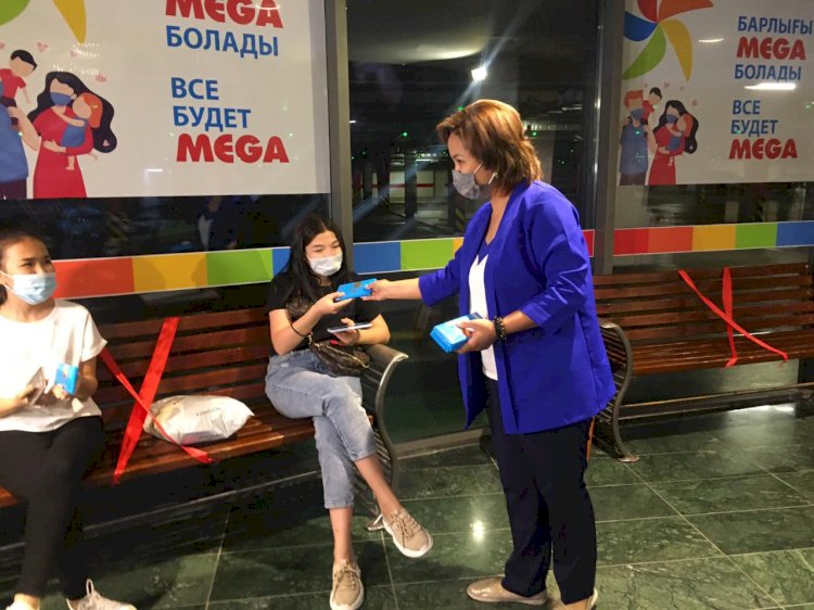 Алматыда мерекеге орай вакцина алғандарға «Қазақстан» шоколады таратылды