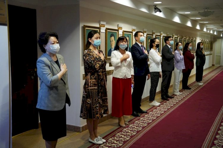 Мәдениет және спорт министрлігінің барлық қызметкері бір мезетте Мемлекеттік Әнұранды орындады