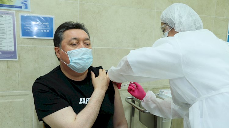 Асқар Мамин екпе салдырды