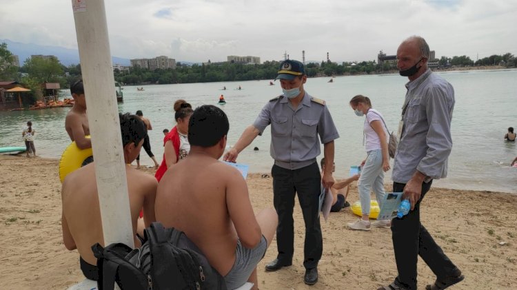 Көлде суға батып бара жатқан жасөспірімге алматылық құтқарушылар көмектесті