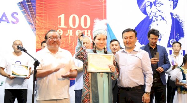 100 өлең жаттап көлікті болды