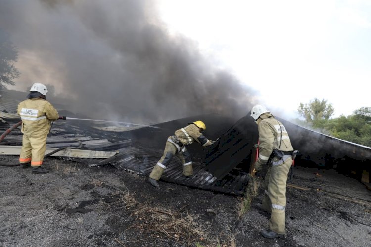 Алматыда қойма өртеніп жатыр