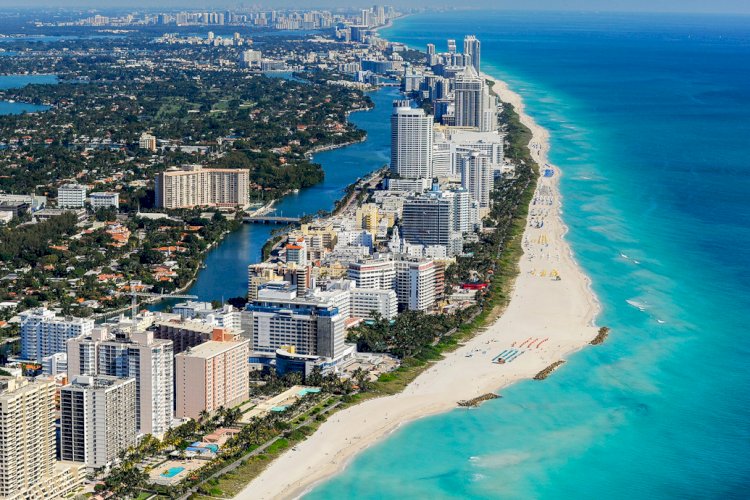 Флорида штатында халық вакцина алу үшін ұзын-сонар кезекке тұруда