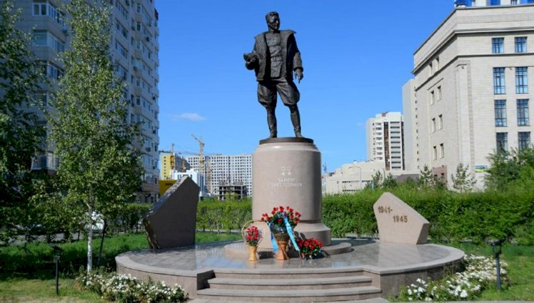 Әскерилер батыр ұшқышты еске алды