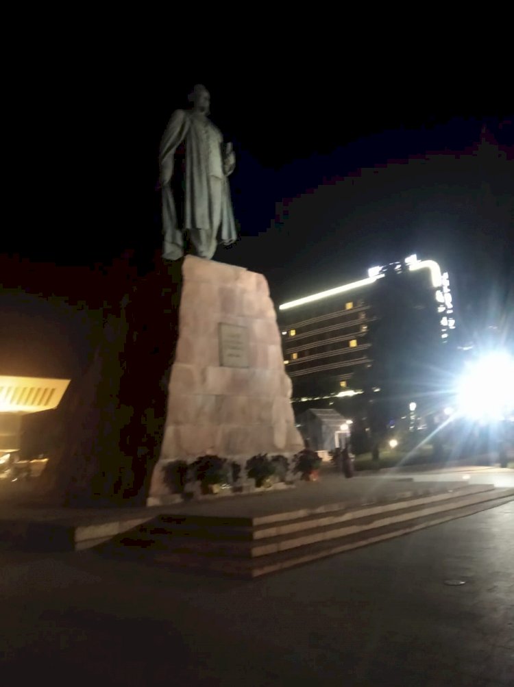 Түнгі Алматыға Абай ескерткіші әр беріп тұр