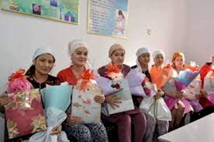 Алматы жастары аналарды Қала күнімен құттықтады