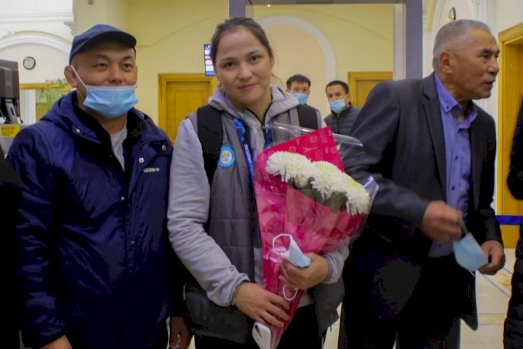 Жанкүйерлер Жәмила Бақбергенованы құрметпен күтіп алды