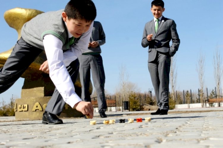 Асхат Аймағамбетов: Оқушылардың асық ойнап жатқанын көріп, риза болдым