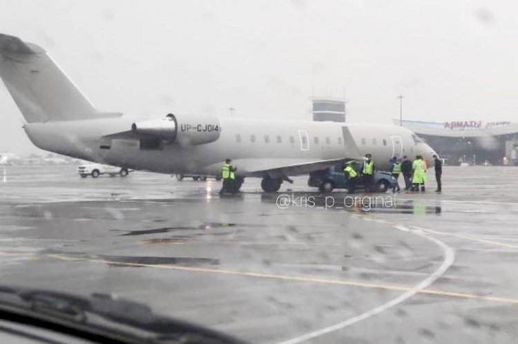 Ұшақ пен автокөлік  соқтығысып қалды