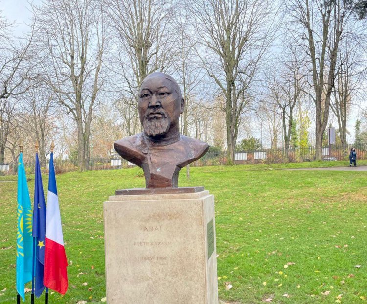 Парижде қазақтың бас ақынына арнап бюст ашылды