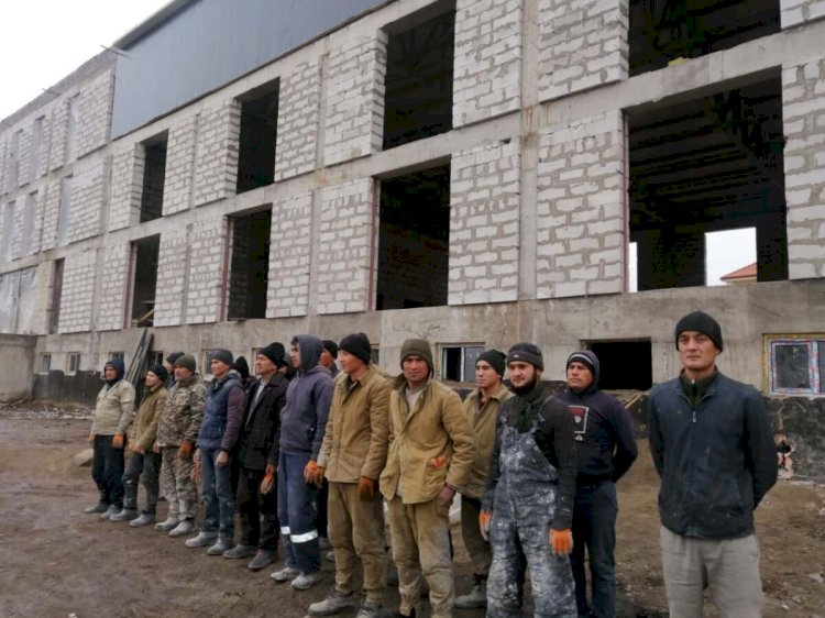 Алматыдағы құрылыс алаңында Өзбекстаннан келгендер заңсыз жұмыс істеген