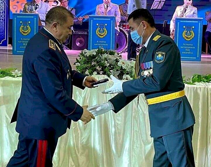 Алматы гарнизонының үздік қызметкерлері мен ІІМ ардагерлері марапатталды
