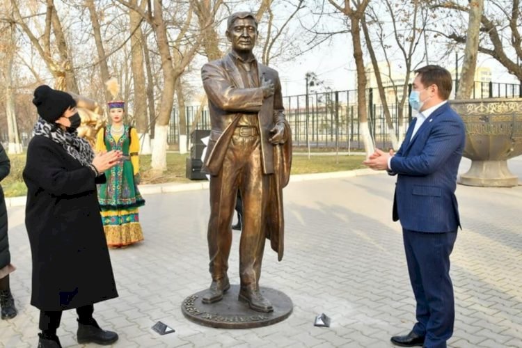 Өзбекәлі Жәнібековке мүсін орнатылды