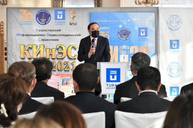 Ержан Бабақұмаров Тәуелсіздік күні қарсаңында Алматының Қоғамдық кеңес мүшелеріне мерейтойлық медальдарды тапсырды