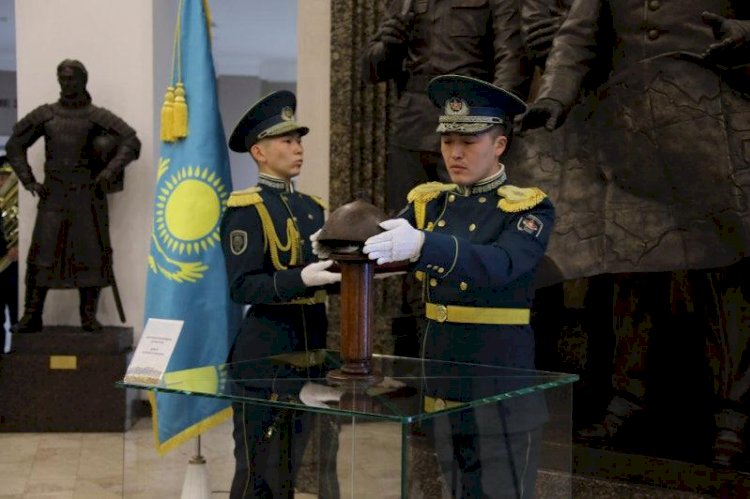 Қазақтың ұлы қолбасшы батырының дулығасы мұражайға тапсырылды