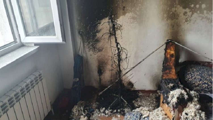 Үйдегі жаңажылдық шырша өртеніп кетті