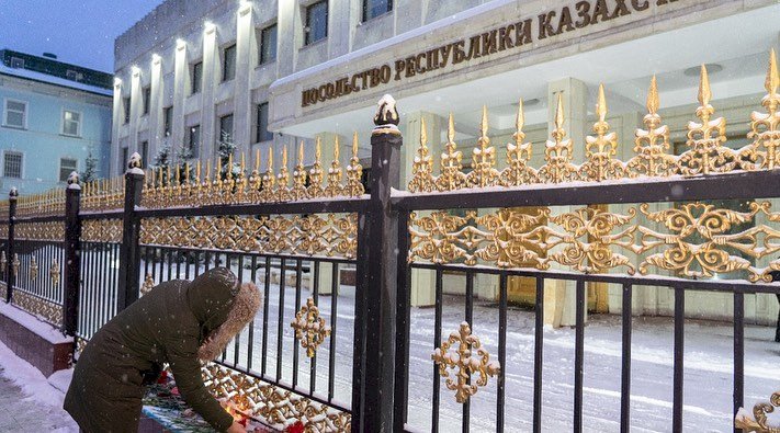 Қазақстанның Мәскеудегі елшілігі алдына ресейліктер гүл шоқтарын қойды