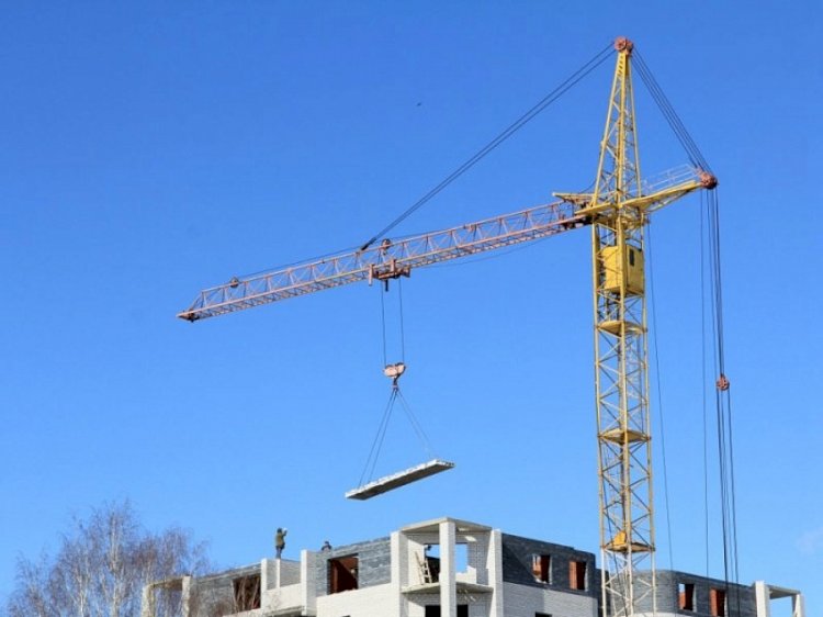 Алматыда кран құлап, 49 жастағы ер адам мерт болды