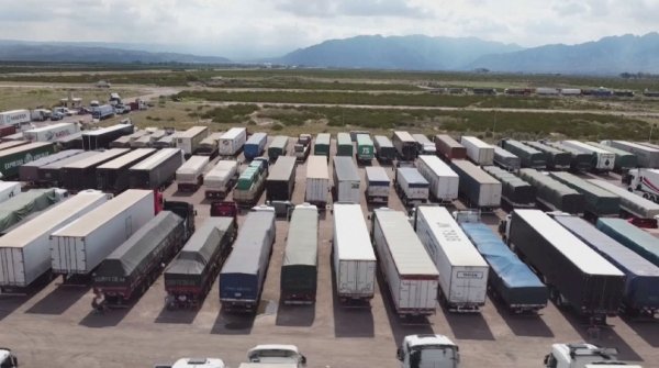 Шектеу салдарынан жүк көліктер шекарадан өте алмай тұр