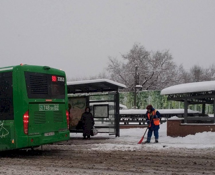 Алматыда қар тазалау жұмыстары жүріп жатыр