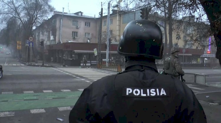 «Мойнымнан соқты темірмен»: алматылық полицей «қаңтар қырғынындағы» жағдаймен бөлісті