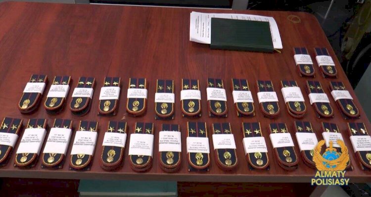 Алматыда 35 жас полицей алғашқы қызметтік куәліктерін алды