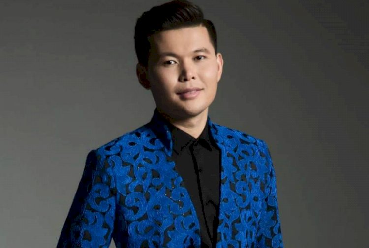 Қазақстандық әншіні достары қате жазылған тортпен құттықтады