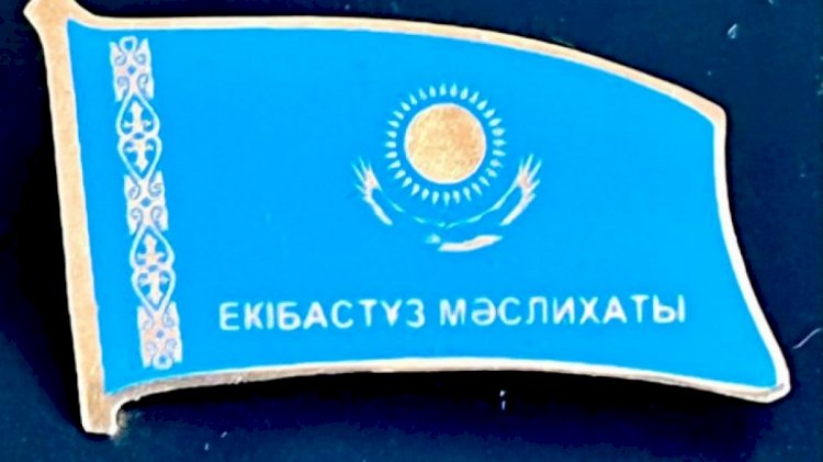 Бұрынғы мәслихат депутаты алтын төсбелгісін сатпақшы