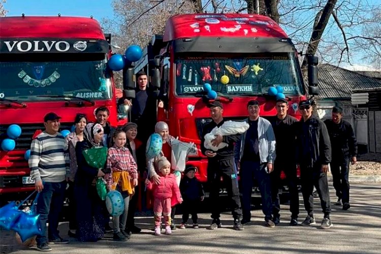 Алматы тұрғыны жаңа туған сәбиі мен әйелін перзентханадан жүк көлігімен күтіп алды