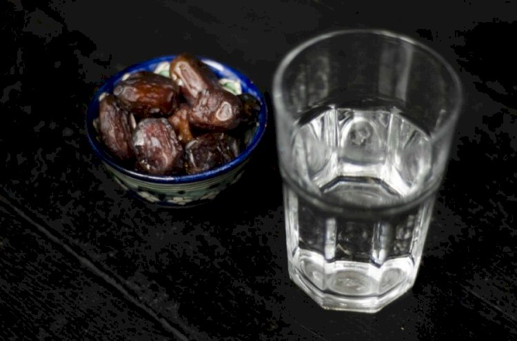 Алматы тұрғындарына ауыз су мен құрма таратылды