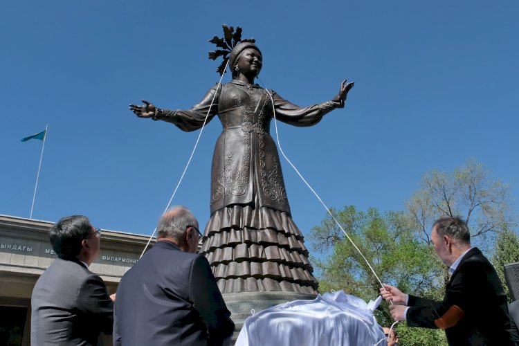 Алматыда опера әншісі Роза Бағлановаға ескерткіш ашылды