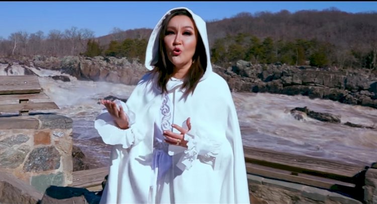 Америкада тұратын қазақ қызы қаңтар оқиғасына қатысты әнге бейнебаян түсірді