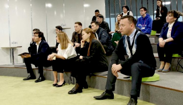 Білім және ғылым министрі "Болашақ" бағдарламасының түлектерімен кездесті