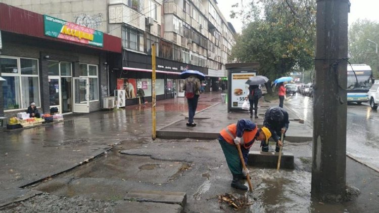 Қаланың коммуналдық қызметтері  жауын салдарын жоюмен айналысып жатыр