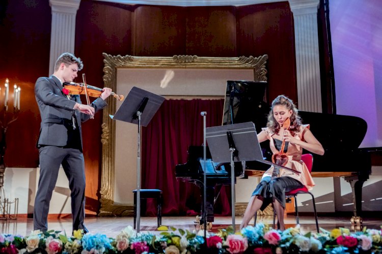 Франция композиторы қобызға арнап әуен жазды