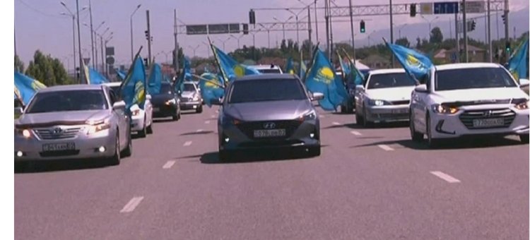 Мемлекеттік рәміздерге - 30 жыл: Алматыда автошеру өтті