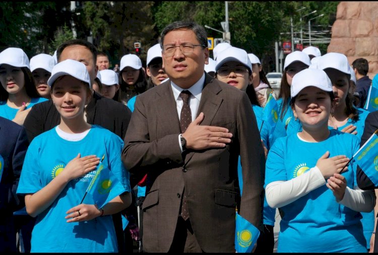 Алматы әкімі мемлекеттік әнұранды қала тұрғындарымен бірге орындады