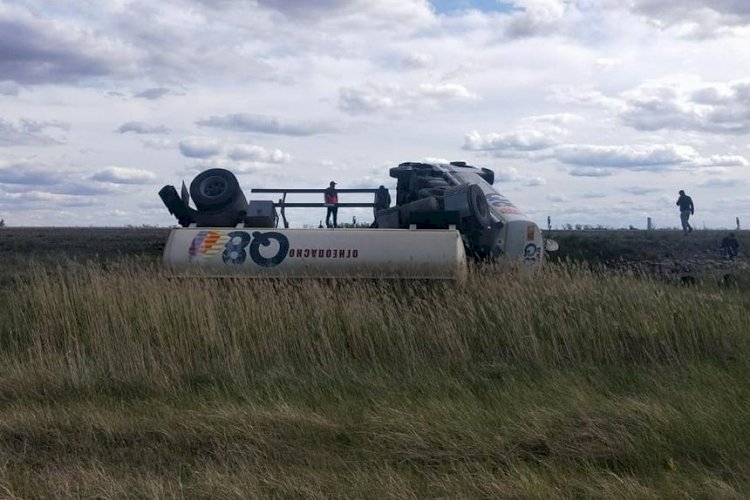 СҚО-да 36 тонна дизель тиелген жүк көлігі аударылды