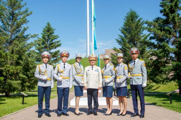 Алматы академиясының үздік түлектері Бас қолбасшының қолынан погон алды