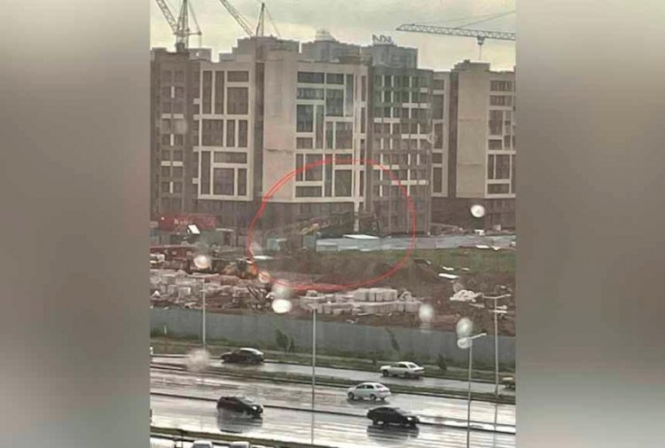 Астанада қатты желден кран құлады