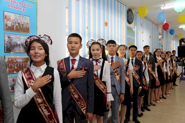 СҚО кәсіпкері мектептің 12 түлегіне тұрғын үй сертификаттарын сыйлады