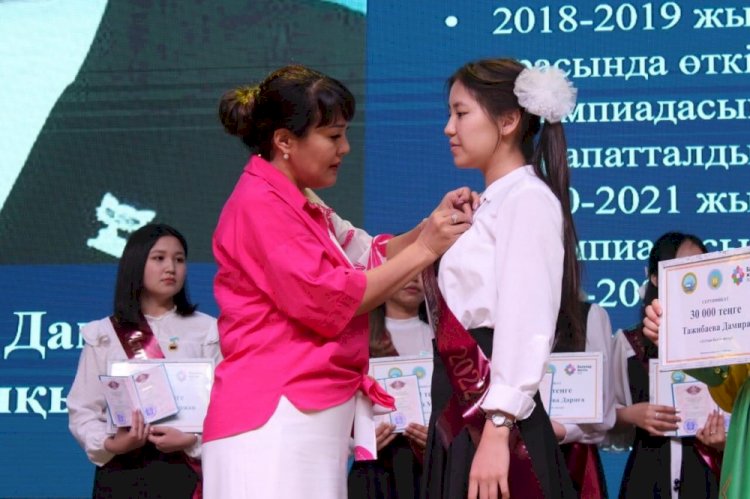 Шахматшы Бибісара Асаубаева мектепті «Алтын белгіге» бітірді