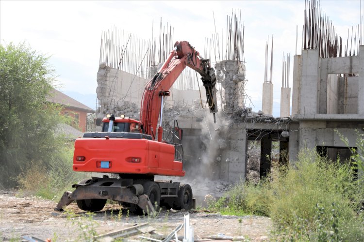 Алматыда сот шешімімен заңсыз салынған тұрғын үй кешенін сүру басталды