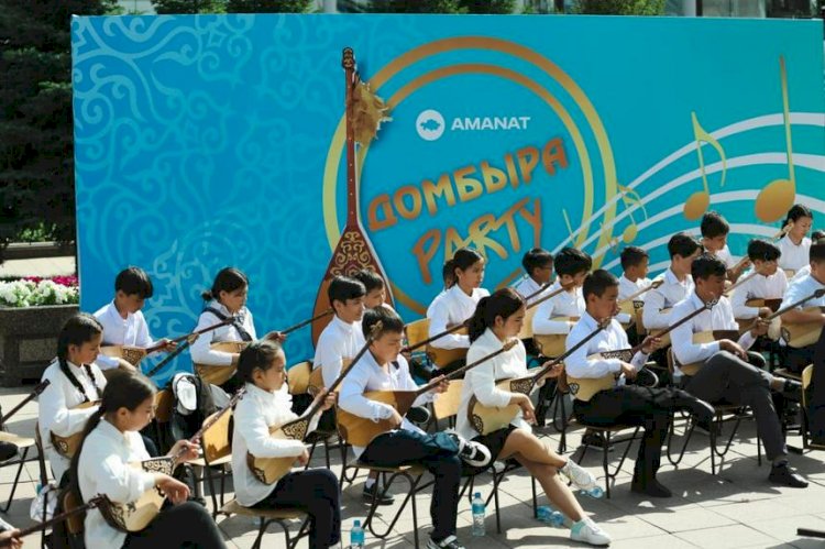 2500-ден астам домбырашы қазақтың танымал күйлерін бір мезетте орындады