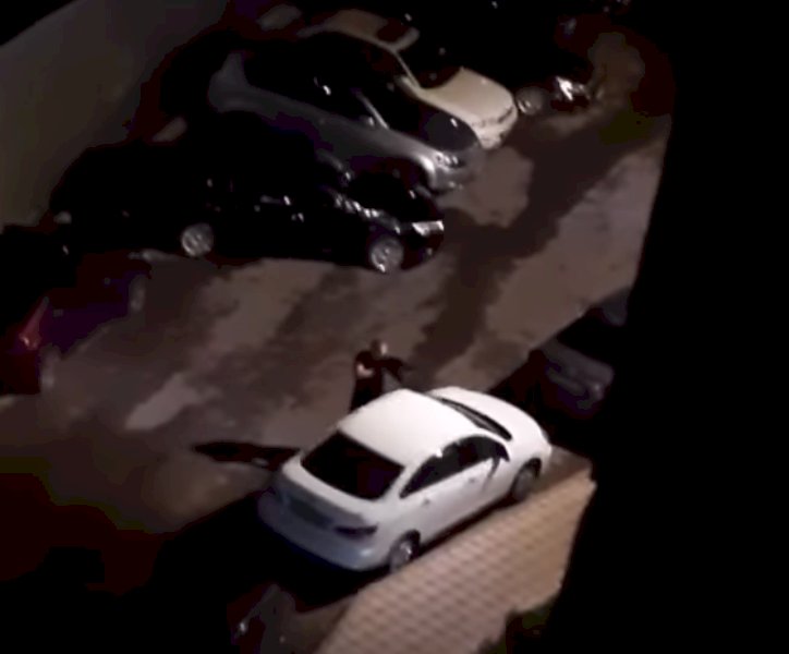 Алматыда тұрғын үйлер арасында қарумен жүрген ер адам ұсталды