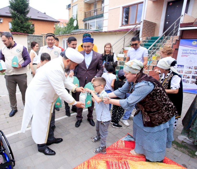 Мерекеде Бас мүфти балаларды қуантты