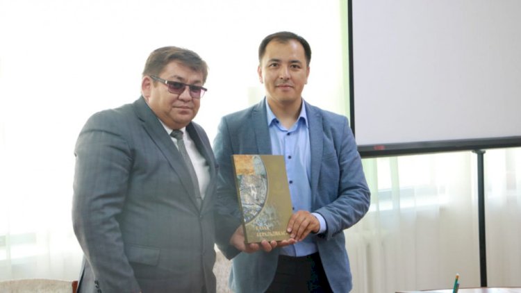 «Қазақ геральдикасы» кітап-альбомы Ұлттық академиялық кітапханаға табысталды