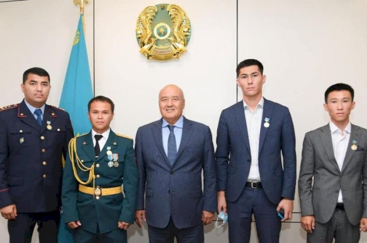 Сайрамда өрт ішінен Мемлекеттік Туды алып шыққан жігіт төсбелгімен марапатталды