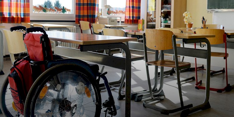 Ақтөбеде саябақта батут ойнаймын деген 8 жастағы бала мүгедек болып қалды