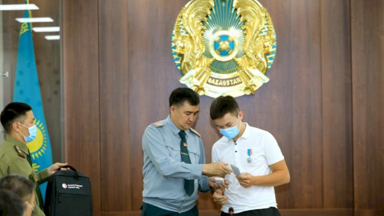 Алматыда биіктіктен құлай жаздаған баланы құтқарған студент марапатталды